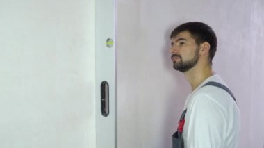 İnşaat işçisi boş alana sahip yeni duvar kalitesi ile memnun olduğunu