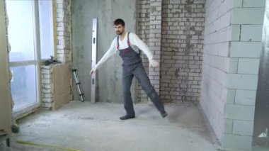 inşaat sahasında yapan mutlu atletik Oluşturucu