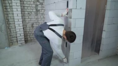 Gaz beton duvar ile kalem ve inşaat cetvel üzerinde çizgi çizmeyi Oluşturucu