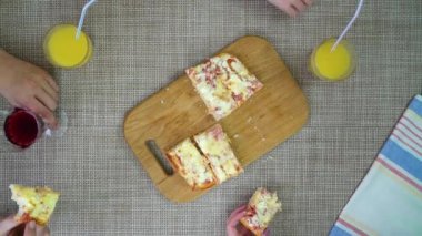 ev en iyi manzaraya pizza ve patates kızartması yemek aile Timelapse