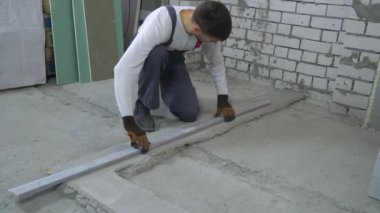 hat kalem ve inşaat cetvel ile betona temel çizim Oluşturucu