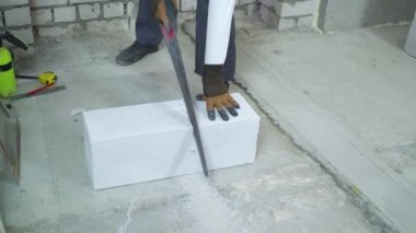 Oluşturucu Gaz beton blok boyunca el ile çizilmiş çizgiyi testere gördüm