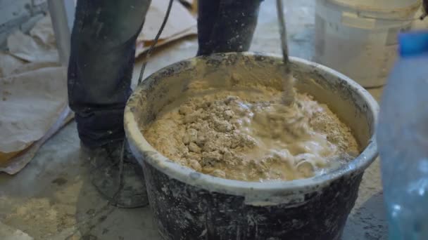 建筑工地做砂浆的建筑商特写镜头 — 图库视频影像
