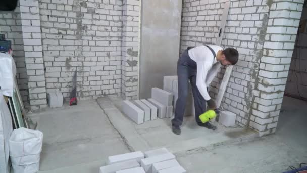 Lapso de tiempo del trabajador de la construcción que humedece la base de hormigón con rociador de agua — Vídeo de stock