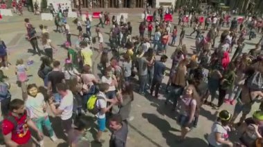 Kharkiv, Ukrayna - 30 Nisan 2017: havadan ağır çekimde Holi renkler festivalin