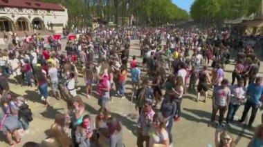 Kharkiv, Ukrayna - 30 Nisan 2017: havadan ağır çekimde Holi renkler festivalin