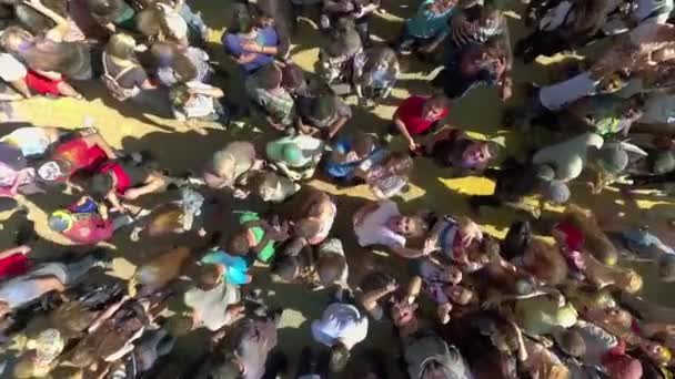Харьков, Украина - 30 апреля 2017 года: снимок сверху вниз людей на фестивале Холи — стоковое видео
