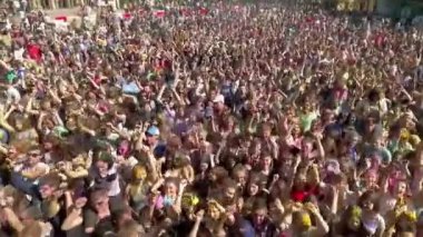 Kharkiv, Ukrayna - 30 Nisan 2017: Hava mutlu insanların Holi festival dans