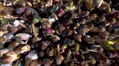 Kharkiv, Ukrayna - 30 Nisan 2017: yukarıdan aşağıya Holi Festivali renkli kalabalığa kadeh