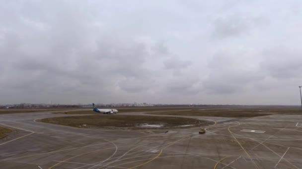 Kharkiv, Oekraïne - 21 december 2017: passagiersvliegtuig Boeing op landingsbaan op de luchthaven — Stockvideo