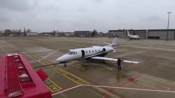 Работник аэропорта удаление льда из крыла самолета — стоковое видео