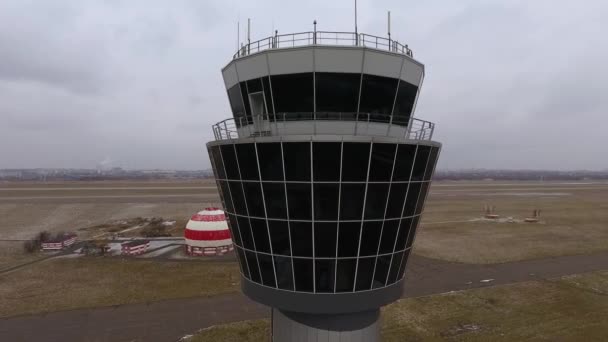 Tiro de arco de la torre de control aéreo de gestión de vuelos en el aeropuerto internacional — Vídeo de stock