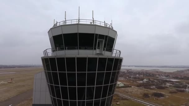 Tiro de arco de la torre de control aéreo de gestión de vuelos en el aeropuerto internacional — Vídeo de stock
