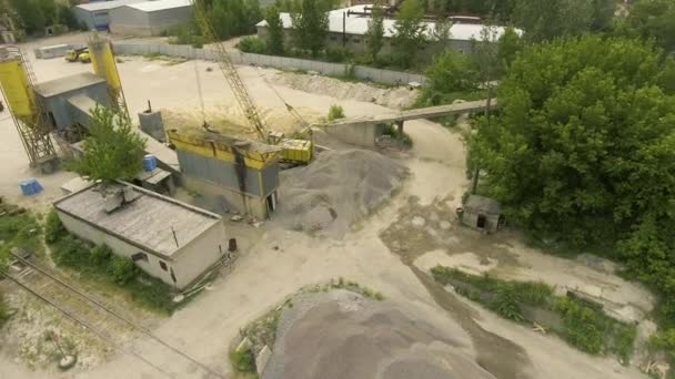 Дуговая съемка старого бетонного конвейера и близлежащих объектов — стоковое видео