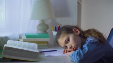 üzgün liseli kız koy başını elleri ve kamera arıyorum