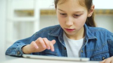 İnternet bağımlılığı tarafından tablete online oyunlar oynayan çocuk. küçük kız dijital entertainment tarafından çok heyecanlı. saplantı, internet bağımlılığı ve Teknoloji üretimi