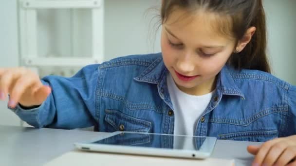 Інтернет-залежність від дитини, що грає в онлайн ігри на планшеті — стокове відео