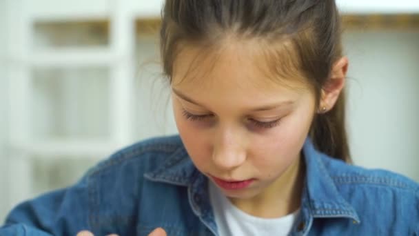 Porträt eines kleinen Mädchens, das Online-Spiele auf dem Tablet spielt — Stockvideo