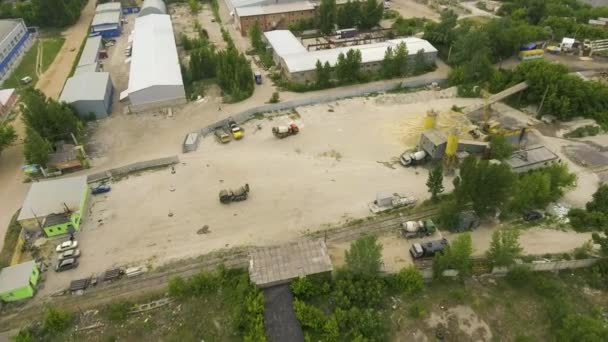 Luchtfoto van kleine betonnen fabriek grondgebied en in de buurt van voorzieningen — Stockvideo