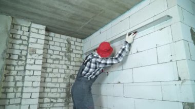 gaz Beton taş duvar üzerindeki işaretleri inşaat cetvel ile kontrol Oluşturucu