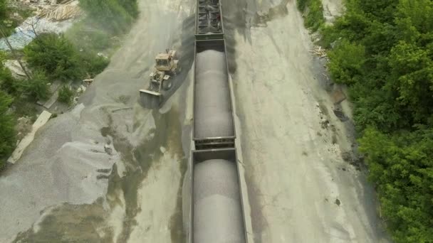 工人从货车上卸下工业瓦砾的空中照片 — 图库视频影像