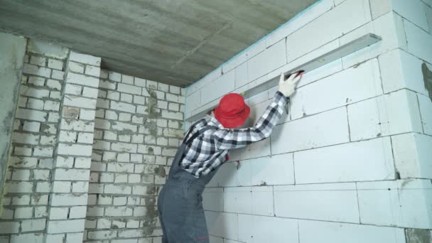 Οικοδόμος, ελέγξει σημάνσεις αεριούχα τσιμεντένιο τοίχο μπλοκ με κατασκευή χάρακα — Αρχείο Βίντεο