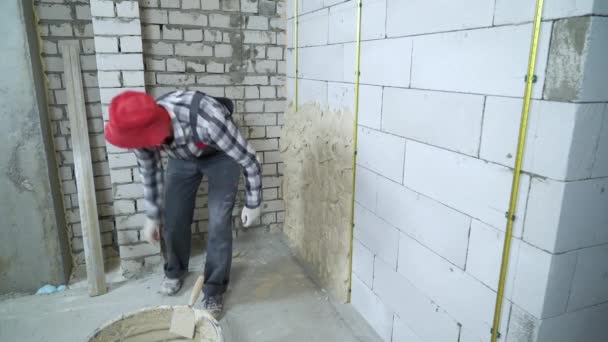 Tvůrce vyrovnání omítky na stěně provzdušněný beton blok s konstrukce pravítkem