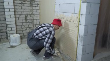 İnşaat cetvel ile gaz Beton taş duvara sıva yayılan Oluşturucu
