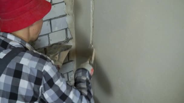Spazi vuoti di riempimento del costruttore nella parete con intonaco con spazio libero — Video Stock