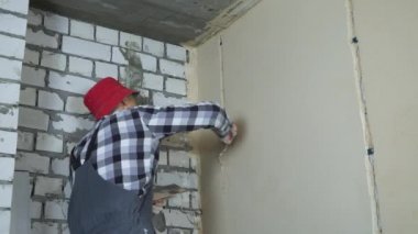 erkek Oluşturucusu'nda iş giysisi boş alan ile sıva ile duvar boşlukları doldurma