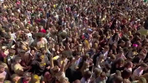 Kharkiv, Ucraina - 30 aprile 2017: folla multietnica che si gode il festival aereo di Holi — Video Stock