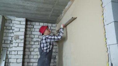 Sıvacı sıva inşaat cetvel ile iç duvarda düzgünleştirme