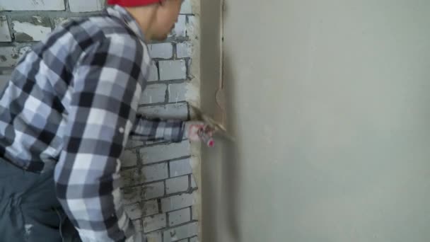 Estucador preenchendo lacunas na parede com gesso com espaço livre — Vídeo de Stock