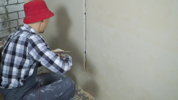 Процесс штукатурки на месте реконструкции дома с бесплатным пространством — стоковое видео