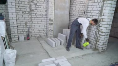 İnşaat işçisi nemlendirme beton su püskürtücü ile temel