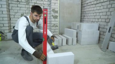 İnşaat işçisi kabarcık düzeyine göre gaz Beton taş döşeme