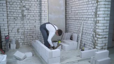 Oluşturucu yapışkanlı çözüm Gaz beton blok tarafında spatula ile koyar