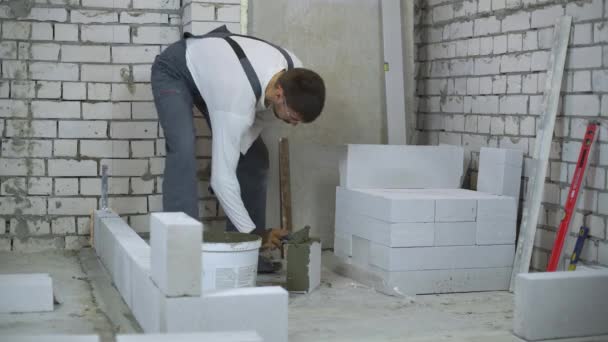 Time lapse of construction worker building interior wall — Stock Video