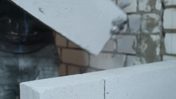 Detailní záběr na tvůrce, kterým pórobetonu betonové Bloky — Stock video
