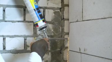 İnşaat alanında montaj köpük kullanarak Oluşturucusu'nu closeup