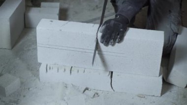 gaz Beton taş işaretleri göre testere inşaat işçisi closeup