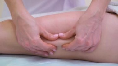 anti selülit tedavisi için kadın uyluk masaj eller closeup