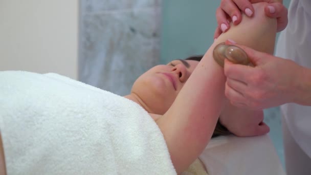 Žena ruce masážní rameno mladé ženy s přísavných kotoučů — Stock video