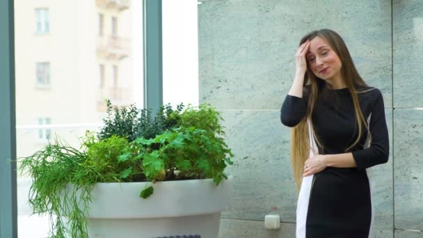 Junge Frau mit langen Haaren lacht und gestikuliert beim Stand-up-Talk — Stockvideo