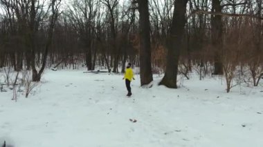Sarı montlu kış orman halat ile atlama sakallı sporcu, hava