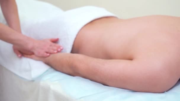 Manos femeninas haciendo masaje relajante en la palma del cliente masculino en el salón de spa — Vídeos de Stock