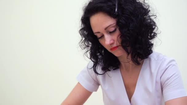 Odchylanie atrakcyjna kobieta masażysty robi masaż klatki piersiowej dla mężczyzn klienta — Wideo stockowe