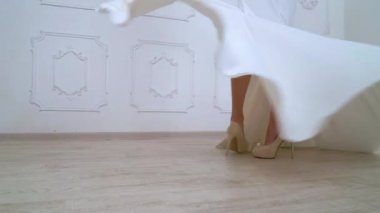 ağır çekimde yüksek topuklu ve uzun elbise kadın bacakları düşük doz dön