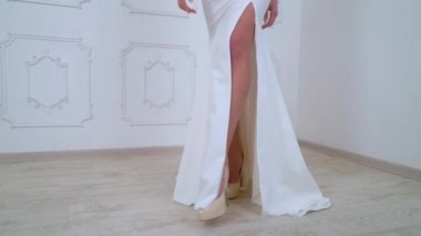 ağır çekimde kameraya doğru yürüyüş topuklu kadın bacakları closeup