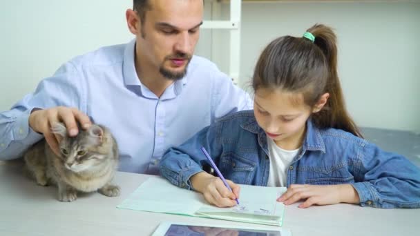 Familia monoparental de padre e hija haciendo tarea juntos y gato — Vídeo de stock